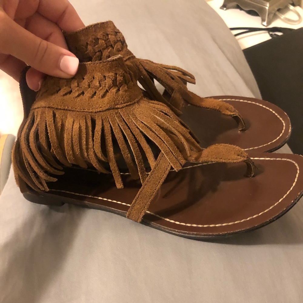 Minnetonka vintage suede fringe sandals 😍